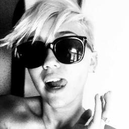 excuse my french ,but i am in frannncee....@kanyewest fann...peace love m.cyrus
