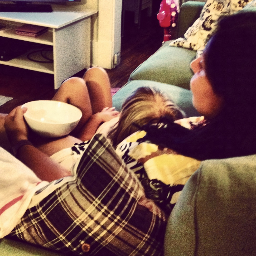 erreguizz's profile picture. 37 anni, con all'attivo: un marito, una figlia, un'associazione di mamme e un robottino per pulire i pavimenti.