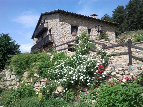 La Casa Rural Rústic Vilella és una masia que es lloga per habitacions i ofereix menjars. Piscina climatitzada. Gisclareny, Parc Natural Cadí-Moixeró. Tesla DC