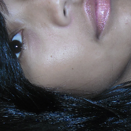 Aquela menina pequena; do cabeelo grandão ,
que sonha com os pés no chão (?) (:
A menina de muitos colegas e poucos amigos.!