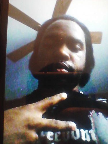 IM FAMOUS ACTOR IM SINGLE AND RELATED TO THE RAPPER THE REAL TUPAC SHAKUR AND SNOOP DOGG THEY ARE MY REAL COUSINS