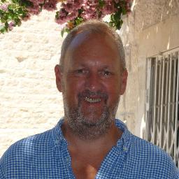 A hard working Gardener to the stars, husband, Dad and Cake maker!