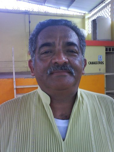 Me gusta leer, amo a mi familia, católico activo.