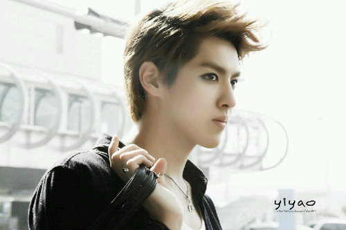 ผมคริสแห่งแอ็กโซเอ็ม^^ ผมหล่อมากนะครับ ไม่เชื่อก็ฟอลมามองหน้าผมใกล้ๆกันดูสิครับ *ยิ้ม*