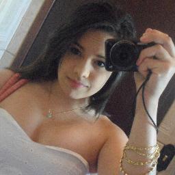 14 anos, leonina . Eu não tenho muitas definições a meu respeito; apenas respeito a dor de cada hora, a esperança de cada momento.