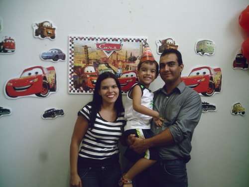 Feliz , batalhadora, esposa,mãe,mulher e amiga. Desejosa de melhorar quem sou para poder ser dignamente chamada de fiel seguidora de Jesus Cristo.