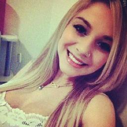 Jhenni para íntimos, 17 anos, sou fofa, romântica, amo o #GUGU , viciada em chocolate, pizza e @ddlovato , me segue ?