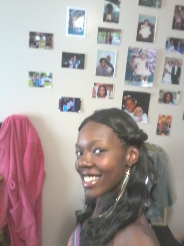 I am a beautiful 22 yr old with two beautiful kids...i love to hang with my family and friends I dont do drama so I try my best to avoid people with drama....