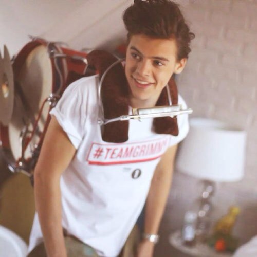 2 Directioners who live in paradise. Get out of my kitchen if you think the boys aren't gay. We follow back. 
1st HI account.#Bring1DToHawaii #808AlohaCrrrrrrew