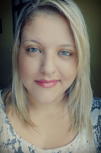 Tenho 17 anos, Universitária, apaixonada, adoro os perigos que a vida me oferece, twitteira de plantão e acima de tudo FELIZ !