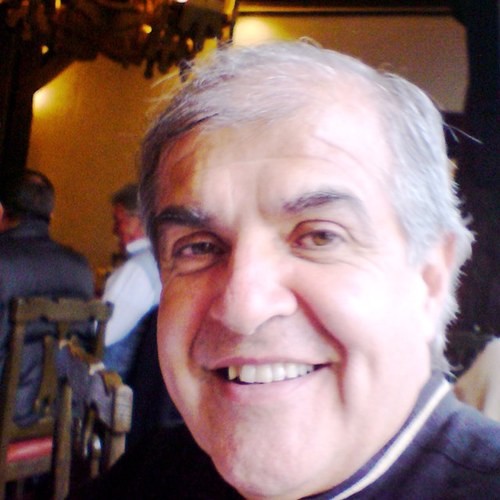 Autohuérfano, formado por la calle, periodista, escritor, investigador de la vida, encantador desencantado. Hijo de la ciudad de México.