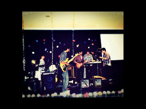 @LuigieJonathan(Vocal) @Marcelliusetmon(Bass) @ADMelodyK(Guitar) #Ariel Baktinadi(Keys) #Daniel Dicky(Drum). Some Groove Maniac..