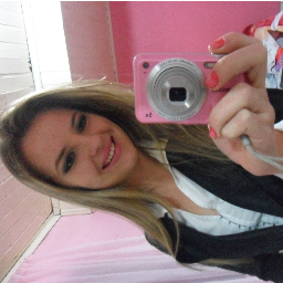 Ariana, gaúcha e colorada. Estudante de administração. Apaixonada por música e livros :D  'Somos quem podemos ser, sonhos que podemos ter ! (8'