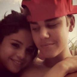 le rose sono rosse,le viole sono blu,se offendi i miei jelena,da un grattacielo ti butto giù. ʘ‿ʘ #sgomez #jbieber ♥ 
@toddjgreenwald reply 25/05 & 13/09