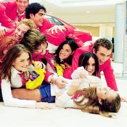Apaixonados pela ex novela do sbt,rebelde mexicana.foi a melhor rebeldes que já existiu.