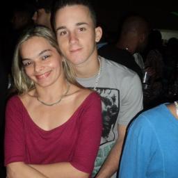 Dramática,irritante,louca,irônica,anormal,estranha,desligada,chata e muito CIUMENTA. Prazer, eu! =)