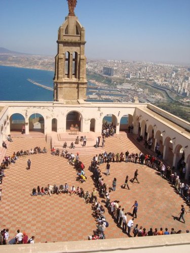 GOranaises's profile picture. Groupe de #jeunes dynamiques d’#Oran composé d’#artistes,’#étudiant-e-s, #beauxaristes, #bénévoles et de jeunes cadres #associatifs, rejoignez nous!