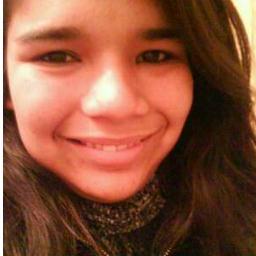 menina moleca , coom o sorriso sempre estampado , vive seem medo , ama tdos a suaa volta e para miim cda minuto é unico ...