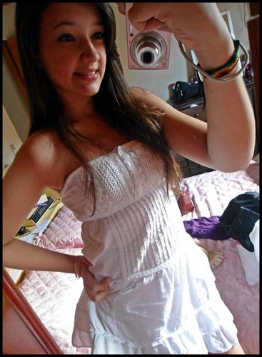 Chata , Insuportável , ciumenta , boba , besta , preguiçosa , marrenta , e um pouco mais ! Prazer eu ;D