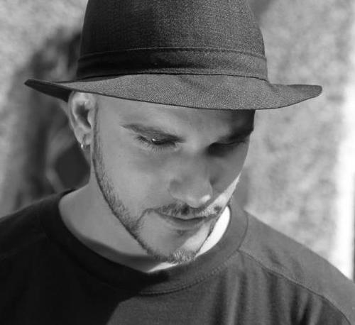 Minha paixão é compor e cantar.