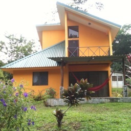 Alquiler turístico de casa completa en las faldas del volcán Poás y a unos km del Arenal. Perfecta zona para deportes de Aventura y amantes de la Naturaleza.