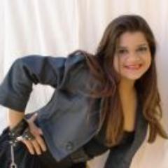 Sou uma pessoa alegre, simpatica,estudiosa, bobinha as vezes e brincalhona. Mas sou uma menina como as outras, sonhadora...Fascinada por Diários de Vampiro...kk