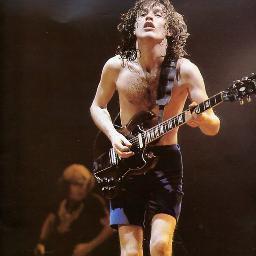 Sou um cara que acredita que o Rock N Roll é a salvação do mundo, pois, sem ele, tudo que vejo é desgraça, ódio, inveja e morte!