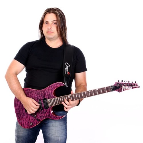 Fã de Deus, Guitarrista, Produtor, Pai e apoiado por grandes marcas: Ibanez, Elixir Strings, Borne, Rozini, Creation FD e Cabos Santo Angelo