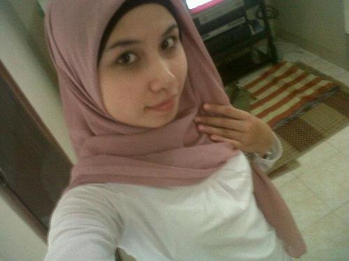 suka bikin penasaran orang lain,,,
malu2 awalnya tp akhir2 malu2in,,,,
cuwek dengan orang asing,,,
