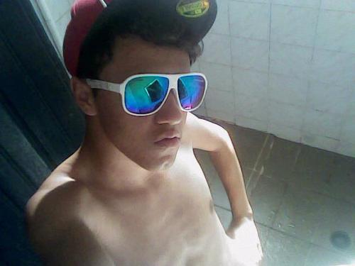 Ás vezes a única coisa que eu quero é me trancar no meu quarto, deitado no chão, ouvir música e chorar até que eu não tenho mais lágrimas
