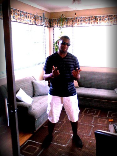 my names ka'ron and i smoke hella weed love to party so hit me up if u want a fun time