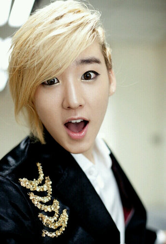 อันยองครับ ผม Kevin แห่งวง u-kiss ครับ ทักได้  คุยได้  ผมไม่กัดนะครับ ฟอลมาคุยกันสิครับ ฝากตัวและหัวใจไว้กับทุกๆคนน่ะ  *โค้ง* *ยิ้มหวาน*