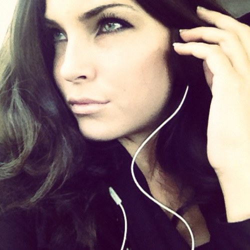 azhnina's profile picture. 