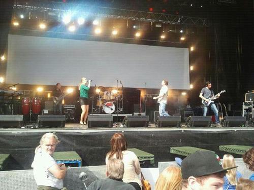 VanAndersMusic's profile picture. Allround Coverband VanAnders!

Uw bruiloft, bedrijfsfeest of elk ander feestje is onze passie!!