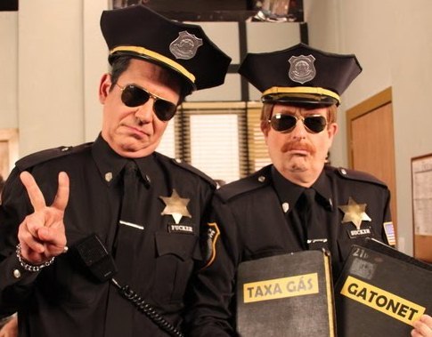 Uma dupla de dois tiras. Johnny de Bruce(ou Hubert, para os mais intimos) e Chuck Smegmann(ou Reinaldo, para os mais intimos). Fucker and Sucker.