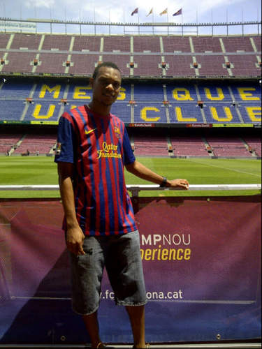 i love barcelona and i love playing football.