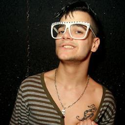 Beau gosse, intelligent, gentil (mais pas trop), sent bon de la bouche, bon coup, riche ...
Jeune danseur sur Toulouse cherche à se faire connaitre !