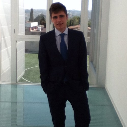 Sonríe pechocho. Haciéndole muecas a la vida. Joven, que no ingenuo. El karma equilibra la balanza de la suerte.