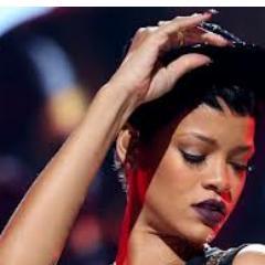Todos os tweets da @Rihanna traduzidos para Português!