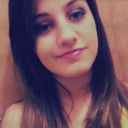 - Desajeitada, desorganizada, retardada, idiota, ri de qualquer coisa, ciumenta, tímida, boba. Prazer, essa sou eu.