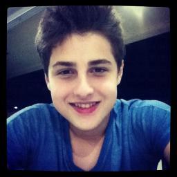Queria ver teu sorriso mais de perto, te dizer o que acho certo e te fazer entender o tamanho do meu amor, mesmo sabendo que ele não se mede.- 25/02/2012