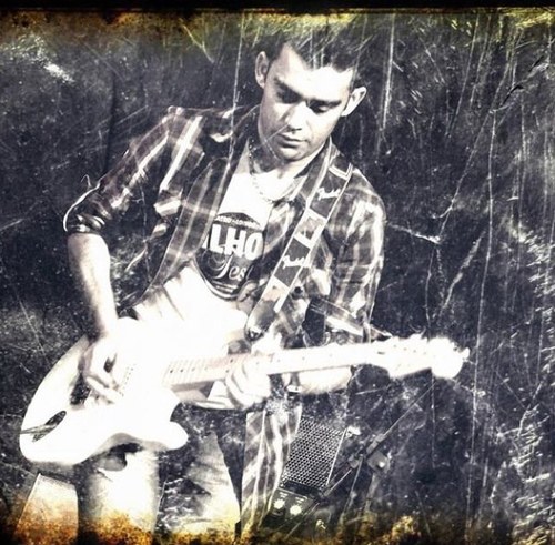 Gente boa, Guitarrista do Min Filhos da promessa do ACrE PaRa O Brasil, esposo da Fabiola, pai da Anelise e do Junior. Um adorador do Deus todo poderoso.