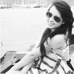 Elα que vive com α cαbeçα nα luα, com músicα no ouvido e corαção nα bocα :)
