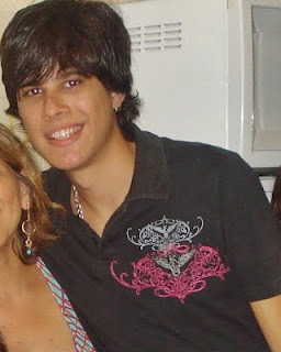 Gremista fanático, campinense, sonhador, extrovertido, twitteiro, pato feio, vivendo e aprendendo.