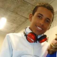Euuu soo Quase Rap   tocooo bateria  na igrejaa,adoro pollloooo to apprendendo guitarraaa,   too solteirooooo e too a prcura da felicidade.....^^