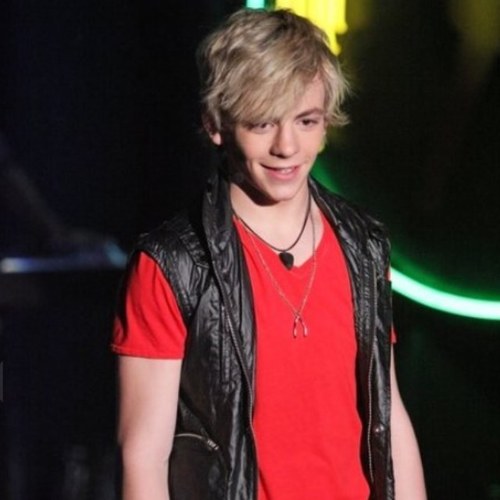 I'm Overnight Internet Sensation Austin Moon. My Parents own 'Moons Mattress Kingdom' I'm 15 and i'm single.......