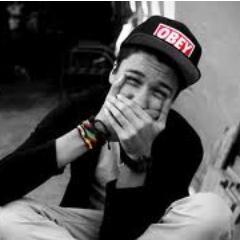 Je suis un Pingouin qui se balade sur la banquise, alors tu me follow ou je te bouffe ?! ♥ @Maelissh ♥ #BoyDirectioner & #BoyBrats ♥