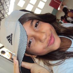 Eu queria ser uma flor e você uma borboleta pra gente se ama que nem romeu e julieta♥''.