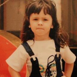 Animada, perfeita, engraçada, diva, safada, gostosa, minha... e agora espera ai que vou lá abrir a porta porque a Pathy acabou de chegar aqui. Depois continuo!