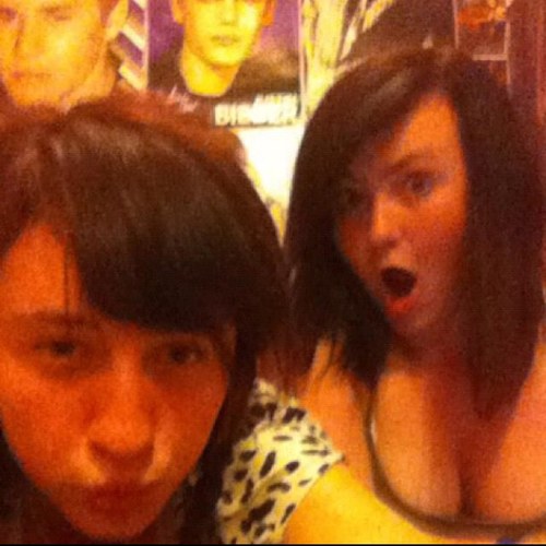 im just a belieber who fangirls over justin most of the time. i adore the janoskians and i love @shimmycocopuffs hes amazing :) 3